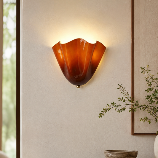 Aplică sculpturală din sticlă chihlimbarie, pentru o lumină caldă fără orbire